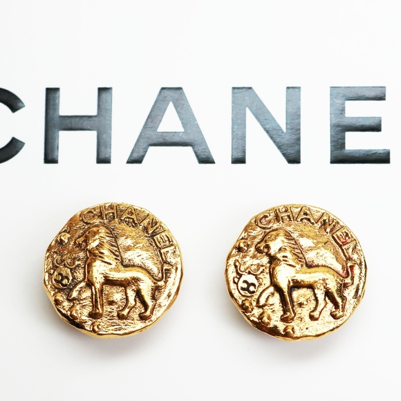 Chanel Lion Medallion Gold Plated Vintage Clip-on Earrings RARE! EUC ~ HOST PICK - Picture 14 of 16